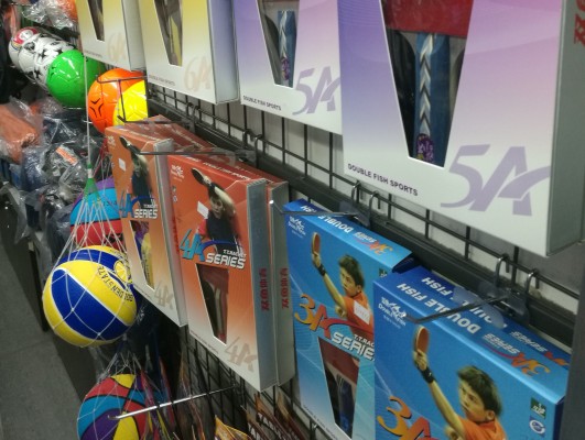 Doppelte Fisch-Tischtennis-Reihe, Jinque Badminton-Ausrüstungs-Reihe, Basketaball, Fußball und Volleyball in Hong- und Macau-Supermarkt