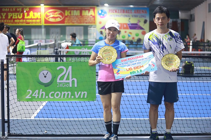 Tennis-Schönheit Vinh Long trotzt Rückenschmerzen und gewinnt drei Titel beim besten Pickleball-Turnier im Westen